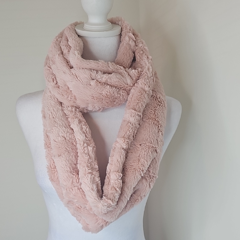 LOFT Soft Blush Faux Fur Scarf‎ NWOT
